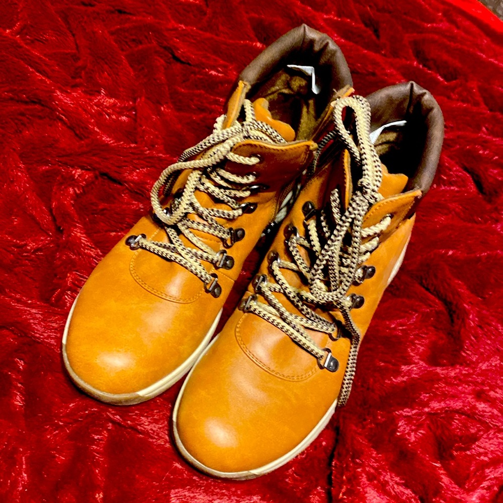 Maurice’s lace boots with little wedge